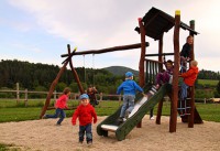 /album/fotogalerie-farma-blanik-zabavni-park-pro-deti/rudovousova-vez-a-houpaci-vez-se-skluzavkami-farma-blanik-jpg/